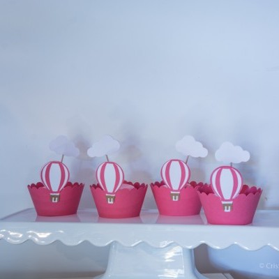 Cinco suportes de muffin rosa com decoração de balões de ar quente em papel