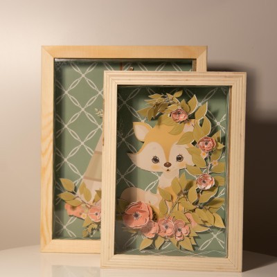 Dois quadros decorativos com molduras de madeira e ilustrações de animais com flores e folhas