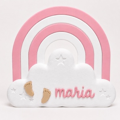 Decoração nuvem branca com arco-íris rosa e branco e o nome maria em destaque