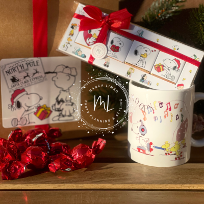 Conjunto de Natal com chávena Snoopy, caixas decoradas e embalagem temática