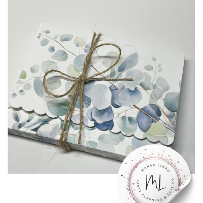 Envelope decorativo com padrão de folhas e fio rústico, selo redondo de marca