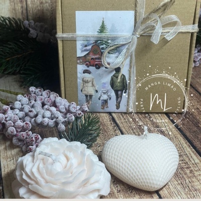 Caixa de presente com etiqueta e enfeites de Natal numa mesa de madeira