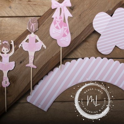 Decorações de cupcake em rosa e branco com tema de balé sobre madeira