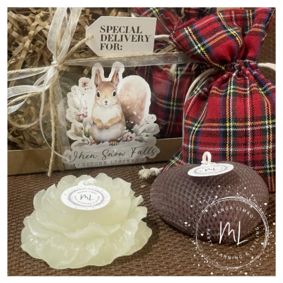 Velas decorativas em forma de flor e oval com embalagem em tecido tartan e cartão com esquilo