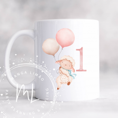 Caneca branca com desenho de bebé vestido de ovelha segurando balões e número 1 em rosa