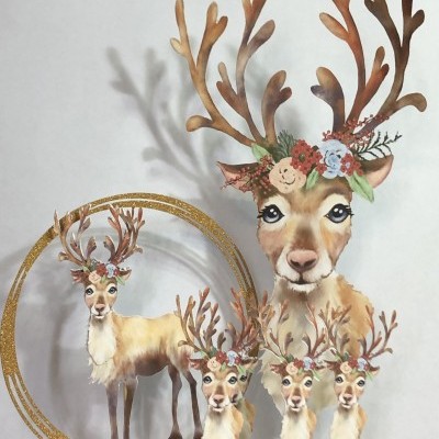 Facas decorativas de rena com flores na cabeça em tons castanho claro e bege