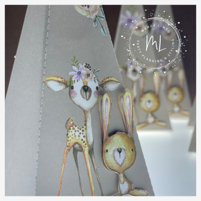 Embalagem cinza com ilustração de cervo e coelho em cores pastel