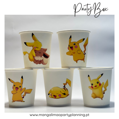 Cinco copos de papel brancos com imagens de Pikachu em várias poses.
