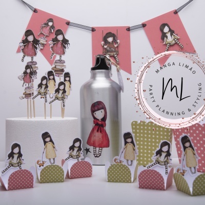 Decoração festa com desenhos menina vestido vermelho e amarelo, bandeirolas, toppers e garrafa prateada