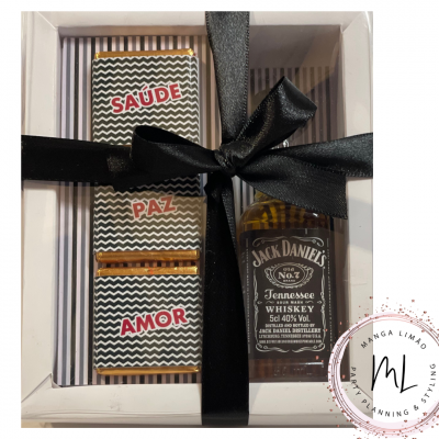 Conjunto de presente com mini garrafa de Jack Daniel's e chocolates embalados com palavras SAÚDE, PAZ, AMOR