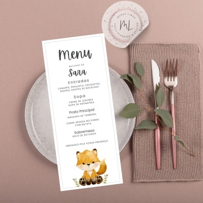Menu com desenho de raposa em mesa com talheres e prato