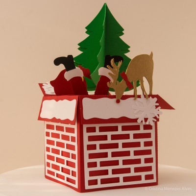 Decoração natalícia em cartão com chaminé, Pai Natal, rena e árvore