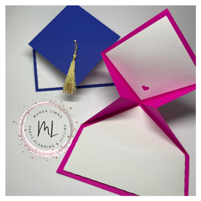 Cartão de convite rosa e branco em forma de flor com envelope azul e chapéu de formatura com borla dourada