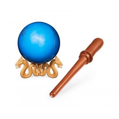 Bola mágica azul com base dourada em forma de dragões e bastão marrom