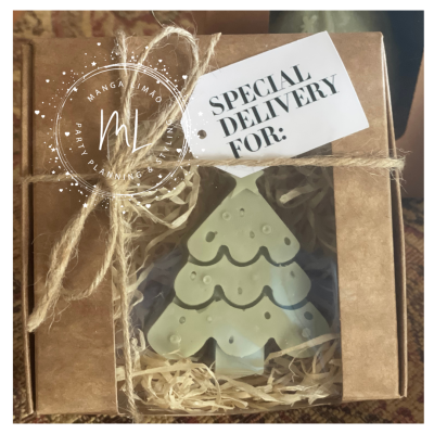 Sabonete em forma de árvore de Natal numa caixa de cartão com etiqueta e corda rústica