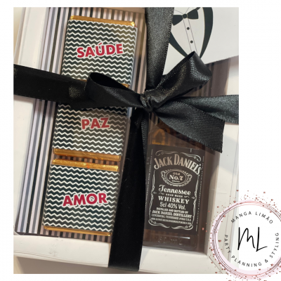 Conjunto com mini garrafa de whiskey Jack Daniel's e barras de chocolate com palavras SAÚDE, PAZ, AMOR