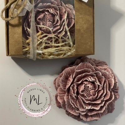 Flor artesanal em tecido rosa com embalagem castanha e selo MANGA LIMÃO