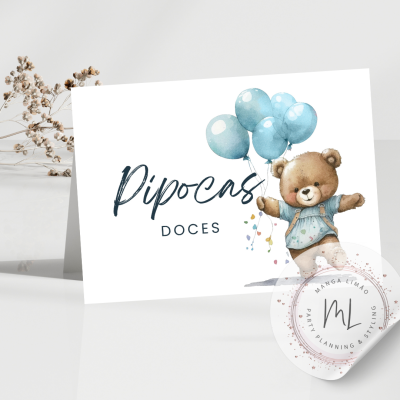 Cartão com ursinho e balões azuis com texto Pipocas DOCES