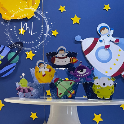 Suportes decorativos para cupcakes com tema espacial