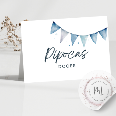 cartão branco com texto 'Pipocas DOCES' e bandeirinhas azuis decorativas