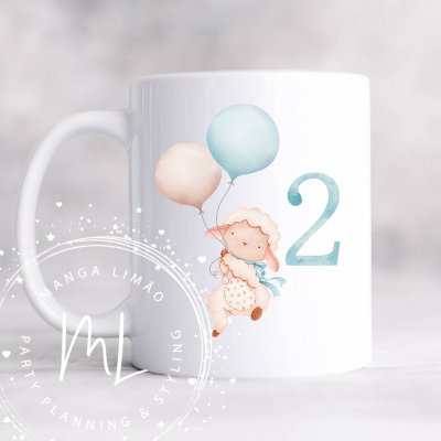 Caneca branca em cerâmica com ilustração de ovelha e número 2
