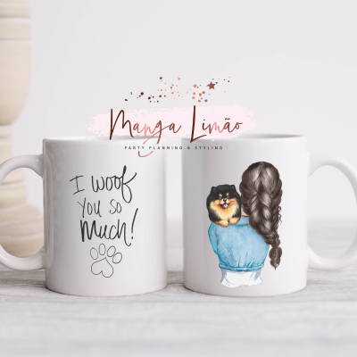 Duas canecas brancas com frases e ilustrações de cão e mulher com cabelo trançado