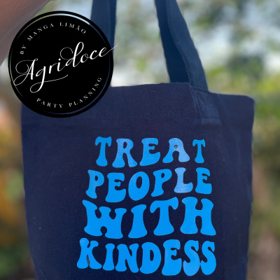 Saco azul escuro com texto azul claro ao ar livre