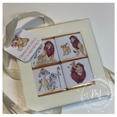 Caixa branca com chocolates e etiqueta 'OBRIGADO PELA TUA PRESENÇA' contendo personagens do The Lion King