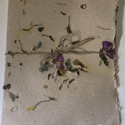 Envelope ou caderno artesanal com flores secas e corda