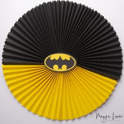 Leque decorativo redondo preto e amarelo com símbolo do Batman