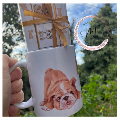 Caneca branca com desenho de cão bulldog castanho claro e caixa decorativa com ossos castanhos e fita dourada