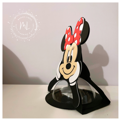 Figura de Minnie em cores vermelho, preto e branco sobre superfície branca e fundo cinzento