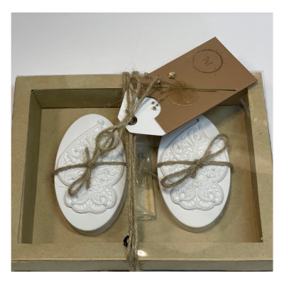 Conjunto decorativo cerâmica branca com frasco de vidro numa caixa de cartão