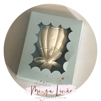 Cupcake dourado com fita em embalagem branca com janela transparente