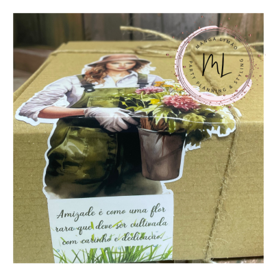 Caixa com etiqueta decorativa de mulher com flores e selo ML Eventos