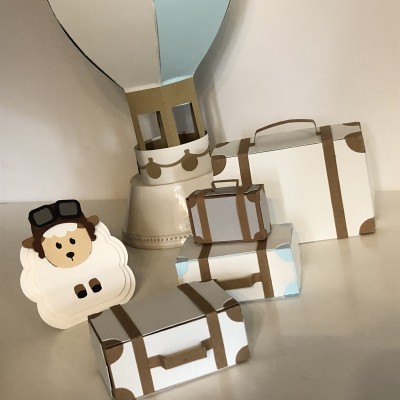 Conjunto decorativo com balão aerostático, três malas e uma ovelha em madeira