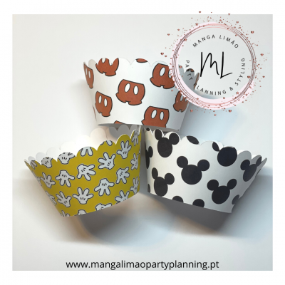 Wrappers para cupcake decorados com padrões de mãos, carinhas e Mickey Mouse