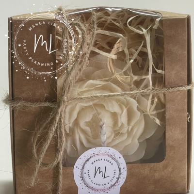 caixa de presente com vela branca em forma de flor, corda de juta e etiquetas MANGA LIMÃO