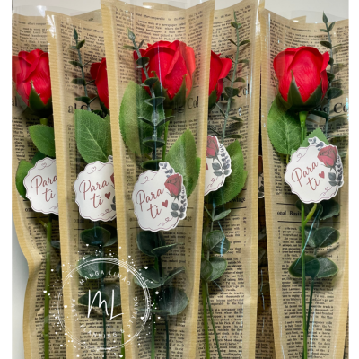Rosas artificiais vermelhas embaladas individualmente com etiqueta Para ti