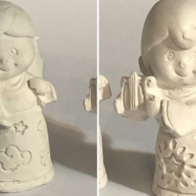 Duas figuras de anjos decorativos em cerâmica branca com detalhes de nuvens, estrelas e padrão floral.