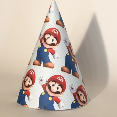Cone de festa com padrão do Mario de cartoon em fundo branco