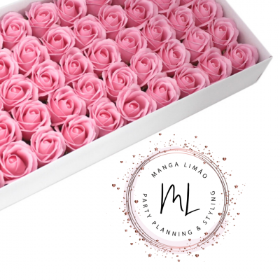 Caixa de rosas decorativas cor de rosa com logótipo de organizadora de eventos