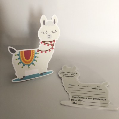 Convite de aniversário em forma de lhama branco com detalhes coloridos e texto em português para preenchimento