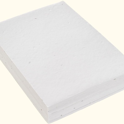 Bloco de papel branco texturizado com bordas irregulares