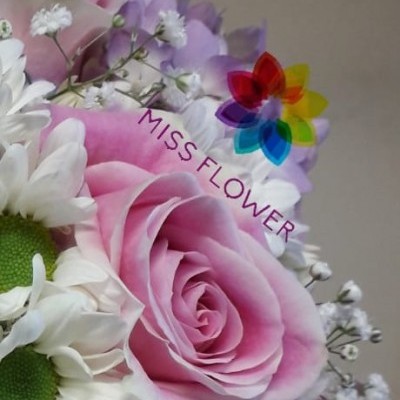 Bouquet de flores variadas com texto MISS FLOWER e logotipo colorido