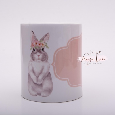 Copo branco com ilustração de coelho com coroa de flores e padrão rosa pastel.