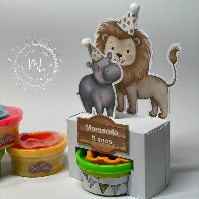 Decoração de festa com leão e hipopótamo e potes Play-Doh