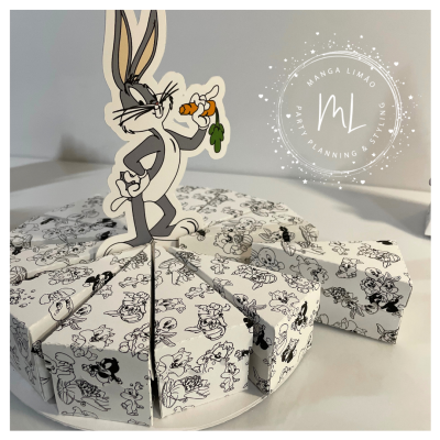 Bolo ou embalagem decorada com desenhos dos Looney Tunes a preto e branco e Bugs Bunny colorido em cima.