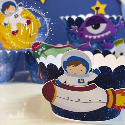 Suportes de cupcake com temática de espaço, astronauta e alienígena coloridos