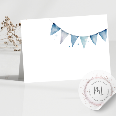 Cartão branco com bandeirolas azuis e selo redondo branco da marca MANGA LIMA party planning styling